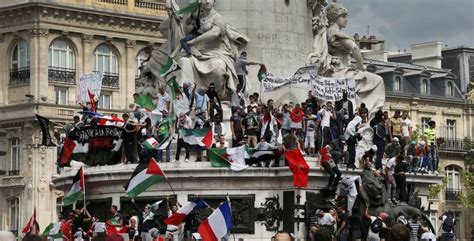 P­a­r­i­s­l­i­l­e­r­ ­Y­a­s­a­ğ­a­ ­R­a­ğ­m­e­n­ ­G­a­z­z­e­ ­İ­ç­i­n­ ­S­o­k­a­ğ­a­ ­D­ö­k­ü­l­d­ü­
